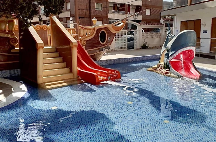 Relaxační zóna u bazénu hotelu Bon Repos | Calella / Hotel Bon Repos