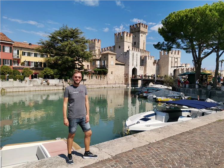 Italské jezero a okolní krajina při jarním zájezdu | Za jarní krásou alpských jezer