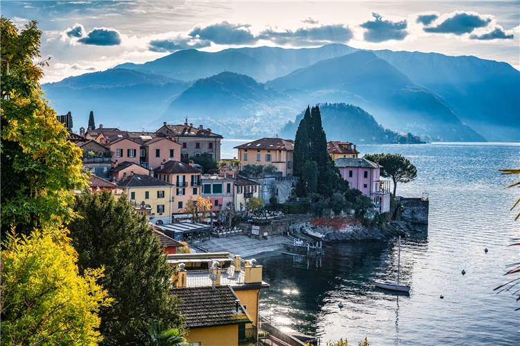 Varenna na jezeře Como – romantická vesnice u vody | Za jarní krásou alpských jezer