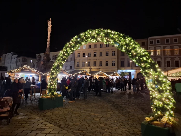 Vánoční stánky a návštěvníci trhů v Olomouci | Olomouc a Bouzov - adventní čas na Hané