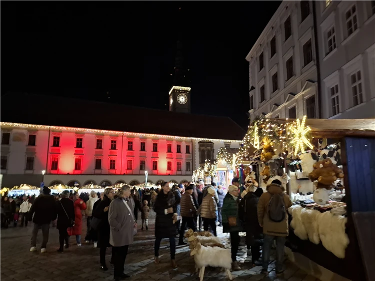 Vánoční trhy v Olomouci s osvětlenými stánky | Olomouc a Bouzov - adventní čas na Hané