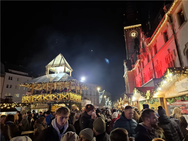 Osvětlené adventní náměstí v Olomouci za soumraku | Olomouc a Bouzov - adventní čas na Hané