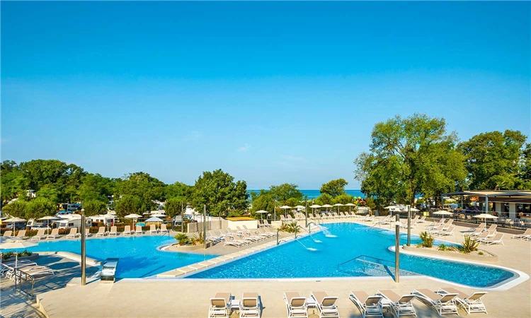 Bazén s lehátky v Aminess Maravea Camping Resort | Novigrad / Aminess Maravea Camping Resort