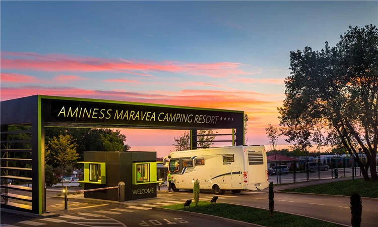 Vstupní brána do Aminess Maravea Camping Resort v Novigrádu | Novigrad / Aminess Maravea Camping Resort
