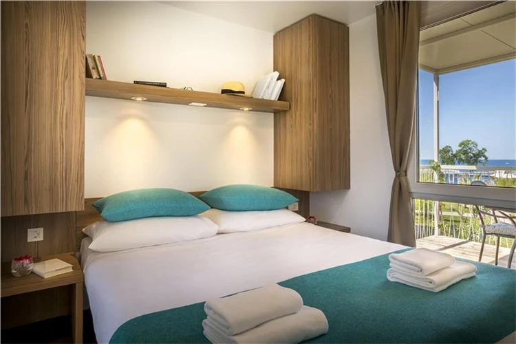 Interiér prémiového mobilního domku Mirami Premium | Novigrad / Aminess Maravea Camping Resort