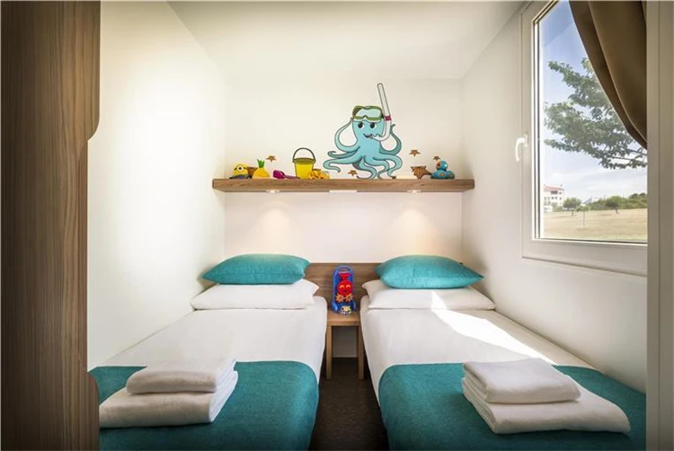 Obývací prostor v domku Mirami Premium v kempu Maravea | Novigrad / Aminess Maravea Camping Resort