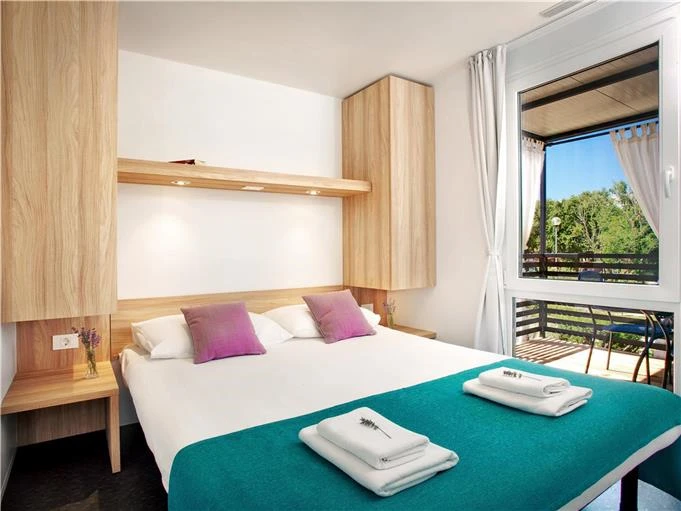Stany a karavany na parcele v Aminess Maravea Camping Resort | Novigrad / Aminess Maravea Camping Resort