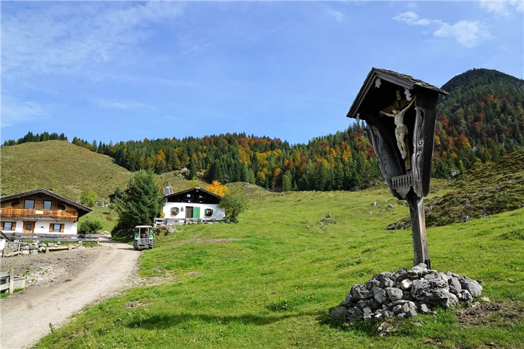 Pohled na vesnici Ellmau v tyrolských Alpách | Po stopách Dr. z hor