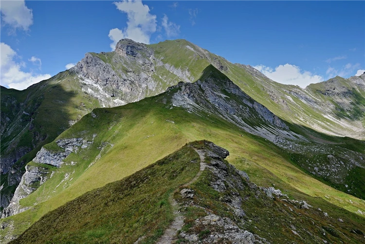 Tradiční rakouská vesnice s kostelem a horami | Po stopách Dr. z hor