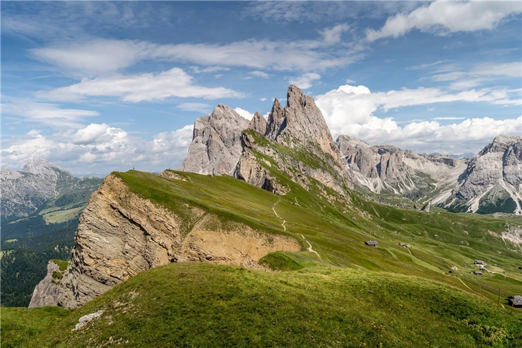 Zelená alpská krajina s horskými štíty v Tyrolsku | Po stopách Dr. z hor