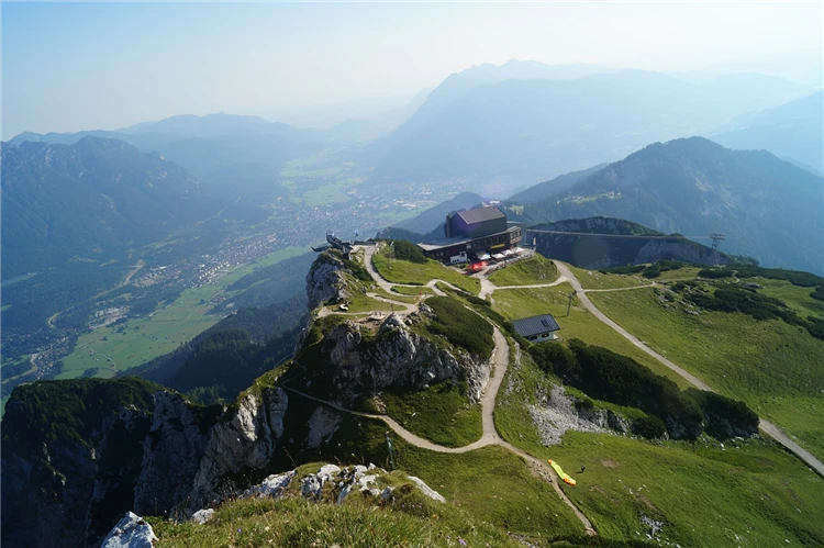 Panorama alpských hor s zasněženými vrcholky | Krajinou alpských vrcholů a jezer Rakouska, Německa a Švýcarska