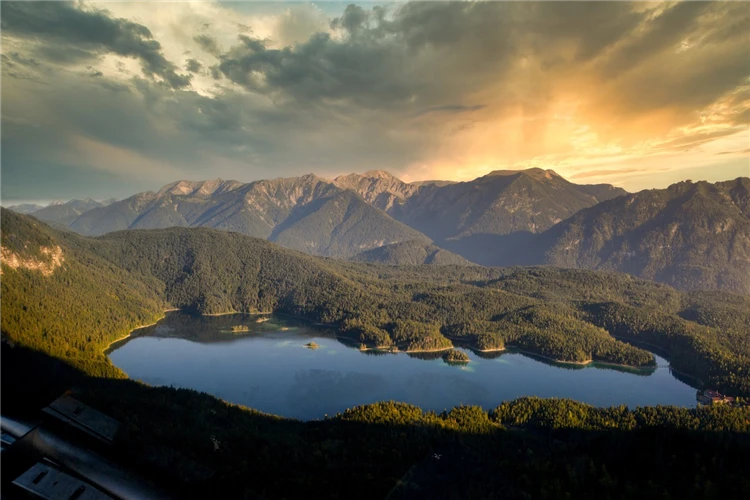 Jezero Eibsee s tyrkysovou vodou a výhledem na Zugspitze | Krajinou alpských vrcholů a jezer Rakouska, Německa a Švýcarska