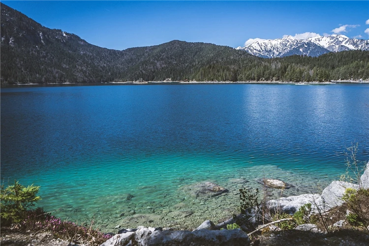 Horské jezero v Alpách s odrazem vrcholů ve vodě | Krajinou alpských vrcholů a jezer Rakouska, Německa a Švýcarska