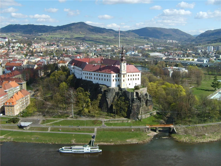 Pohled na město Děčín s hradem nad řekou Labe | Českosaské Švýcarsko s výletem do Drážďan