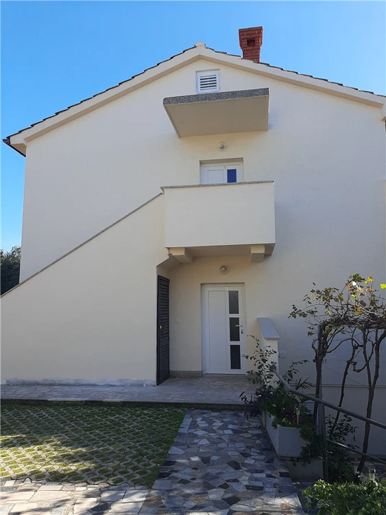 Pohled na dům Žarko na ostrově Krk | Krk / Apartmánový dům Žarko