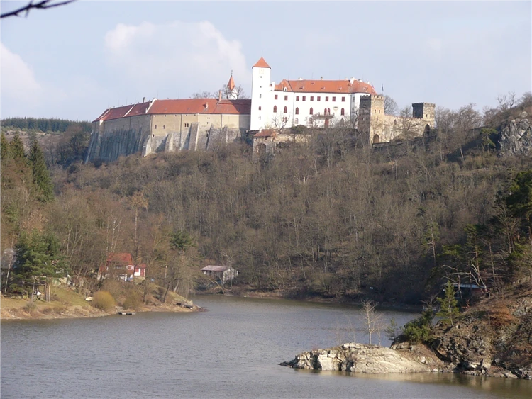 Hrad Bítov nad přehradní nádrží v zimním období | Znojmo a Bítov - Vánoce v Podyjí