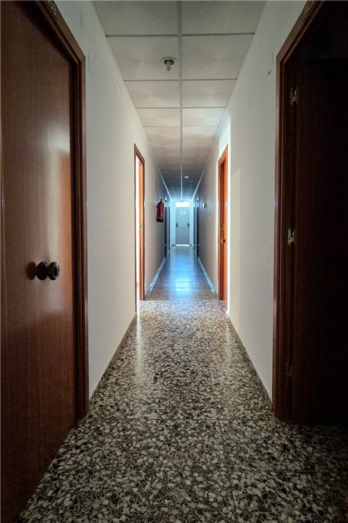 Chodba hotelu Hotel Jardín s výzdobou a osvětlením | Oropesa del Mar / Hotel Jardín
