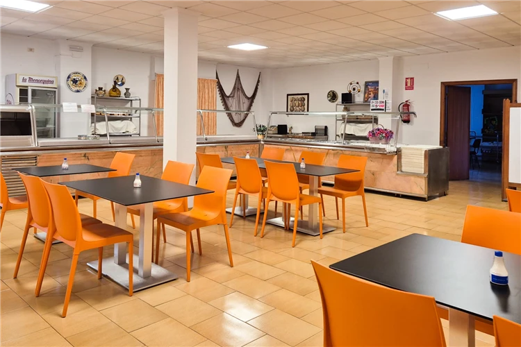 Jídelna hotelu Hotel Jardín – stoly připravené k snídani | Oropesa del Mar / Hotel Jardín