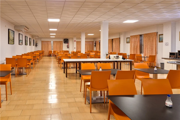 Jídelna Hotel Jardín – světlý prostor s připravenými stoly | Oropesa del Mar / Hotel Jardín