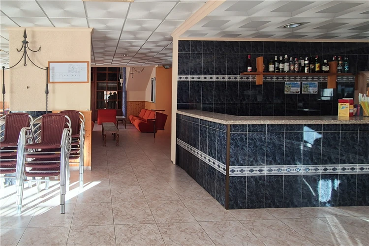 Bar Hotel Jardín – interiér s barovými stoličkami | Oropesa del Mar / Hotel Jardín