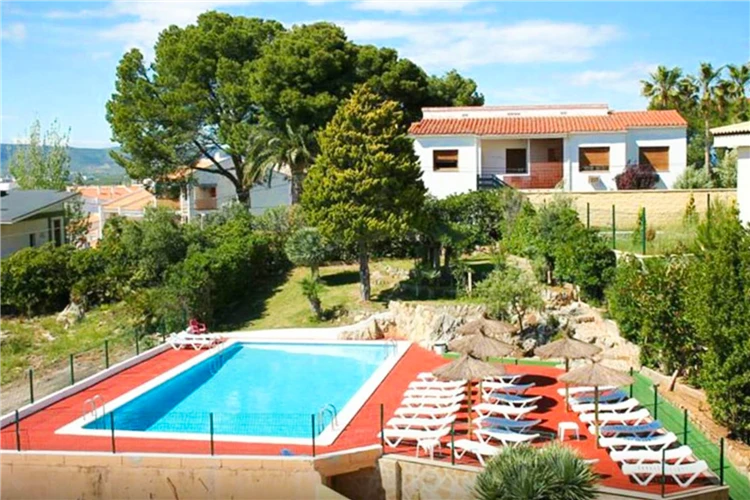 Bazén hotelu Hotel Jardín – koupací zóna s lehátky | Oropesa del Mar / Hotel Jardín