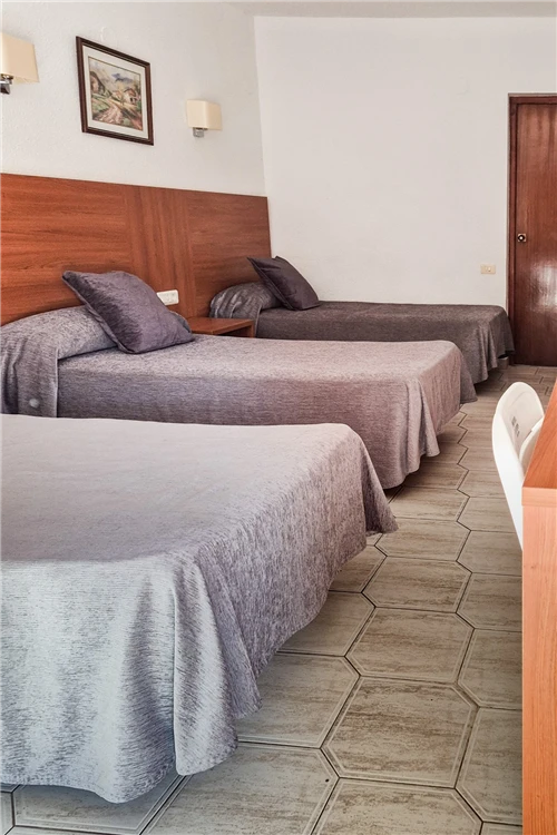 Pokoj hotelu Hotel Jardín – dvoulůžkový pokoj s výzdobou | Oropesa del Mar / Hotel Jardín