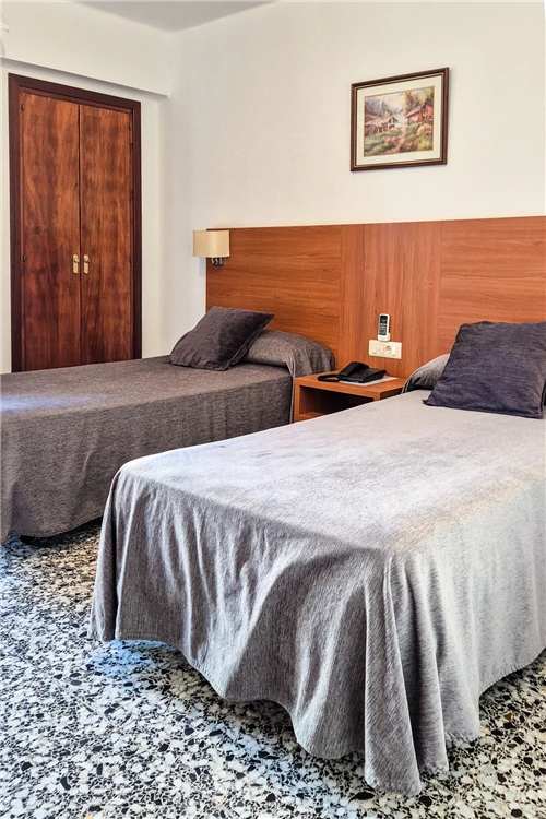 Hotelový pokoj Hotel Jardín – čisté lůžko a nábytek | Oropesa del Mar / Hotel Jardín
