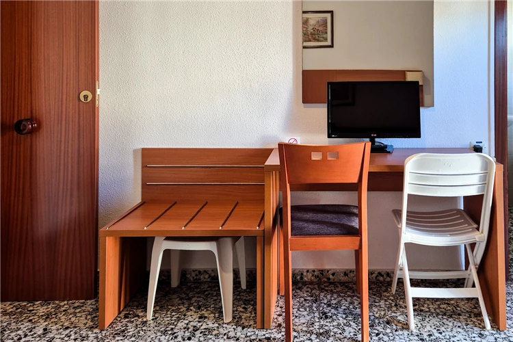 Pokoj Hotel Jardín – interiér s postelí a úložným prostorem | Oropesa del Mar / Hotel Jardín