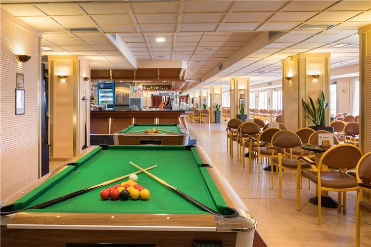 Bar s kulečníkem v hotelu HTop Jadhe v Calelle | Calella / Hotel HTop Jadhe