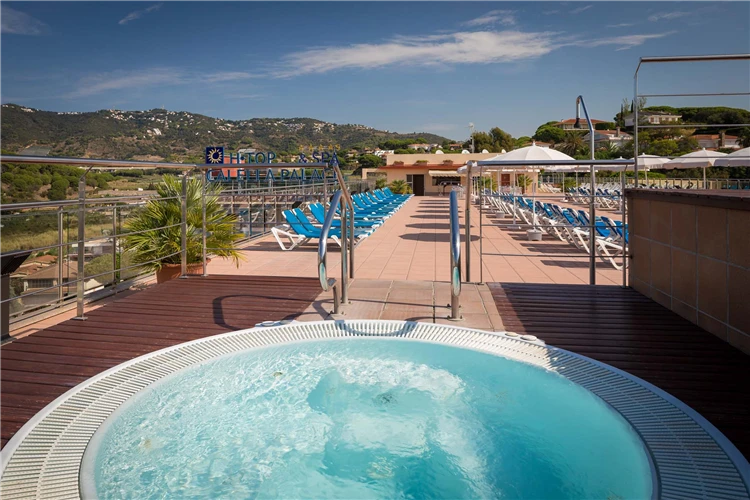 Jacuzzi na terase hotelu HTop Jadhe v Calelle | Calella / Hotel HTop Jadhe