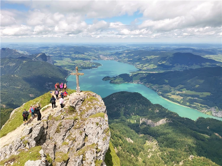 Účastníci zájezdu u jezera Wolfgangsee v poledne | Jezero Wolfgangsee a zubačka na Schafberg