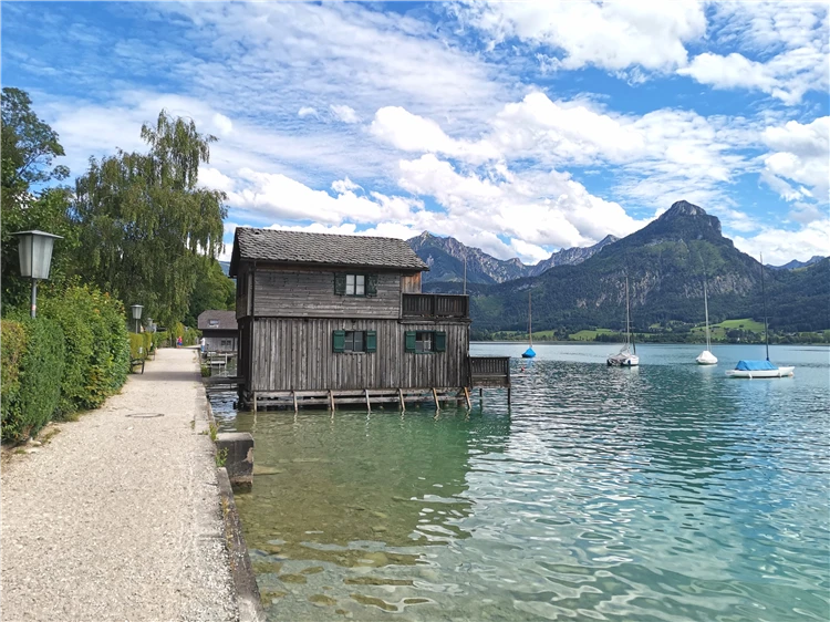 Zubačka Schafbergbahn na trase na vrchol Schafberg | Jezero Wolfgangsee a zubačka na Schafberg