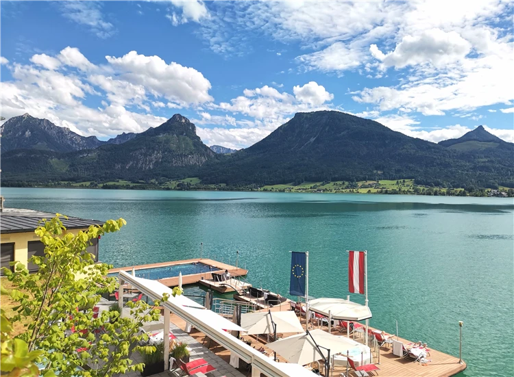 Výhled z Schafbergu na alpská jezera a okolní krajinu | Jezero Wolfgangsee a zubačka na Schafberg