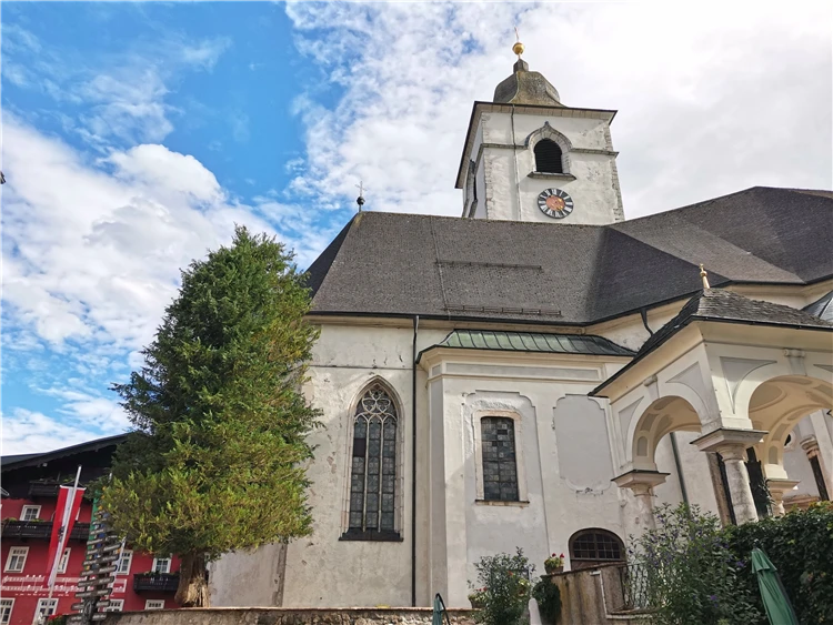 Skupina turistů při zájezdu na Schafberg a Wolfgangsee | Jezero Wolfgangsee a zubačka na Schafberg