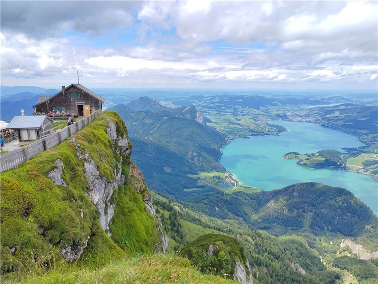 Pohled na Wolfgangsee a okolní vesničky z loďky | Jezero Wolfgangsee a zubačka na Schafberg