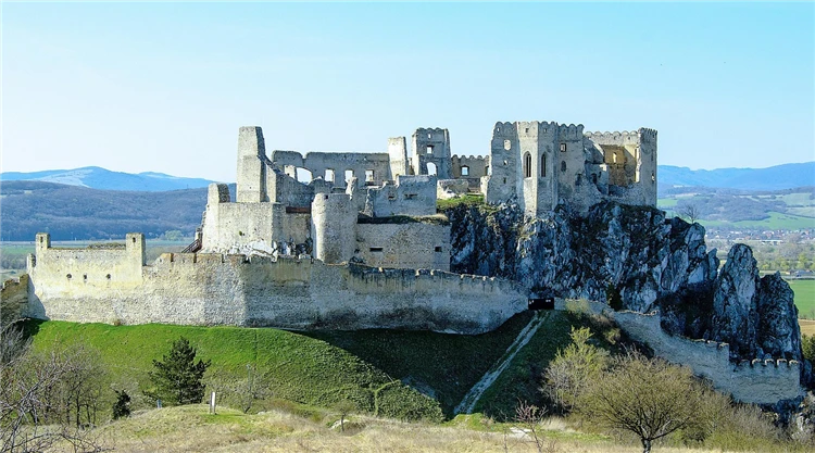 Hrad Beckov na skalnatém ostrohu nad slovenskou krajinou | Poklady Banské Štiavnice a okolí