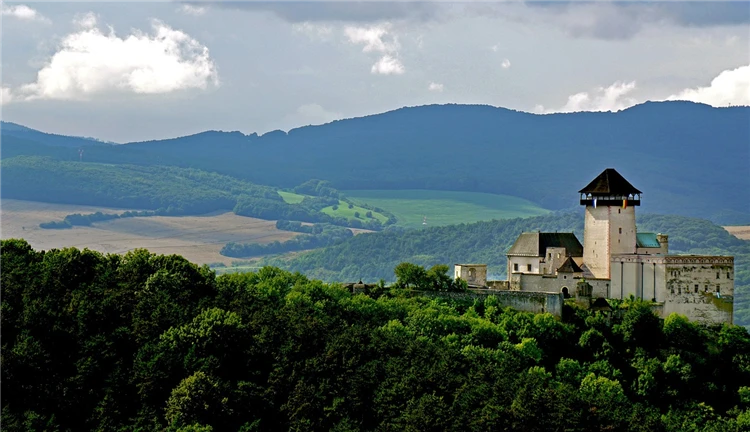 Středověký slovenský hrad tyčící se nad okolní krajinou | Poklady Banské Štiavnice a okolí