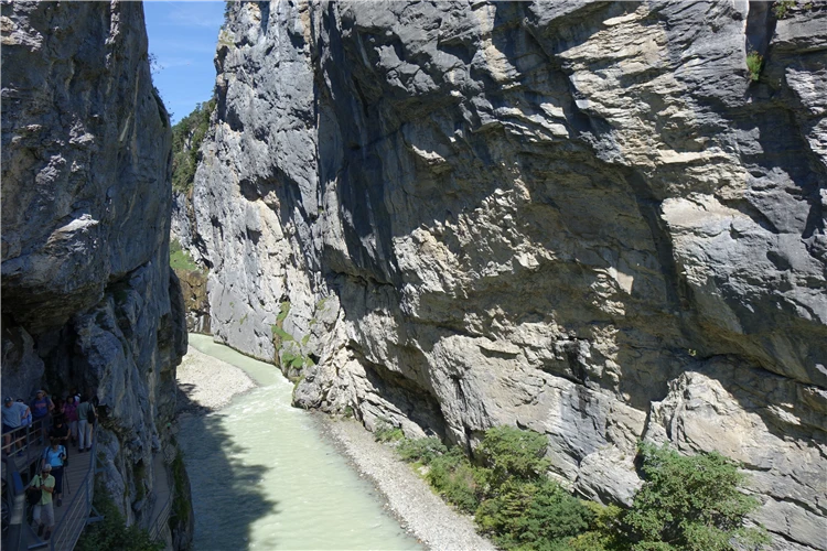Horské jezero v alpském údolí Švýcarska | Bernské Alpy - klenot Švýcarska