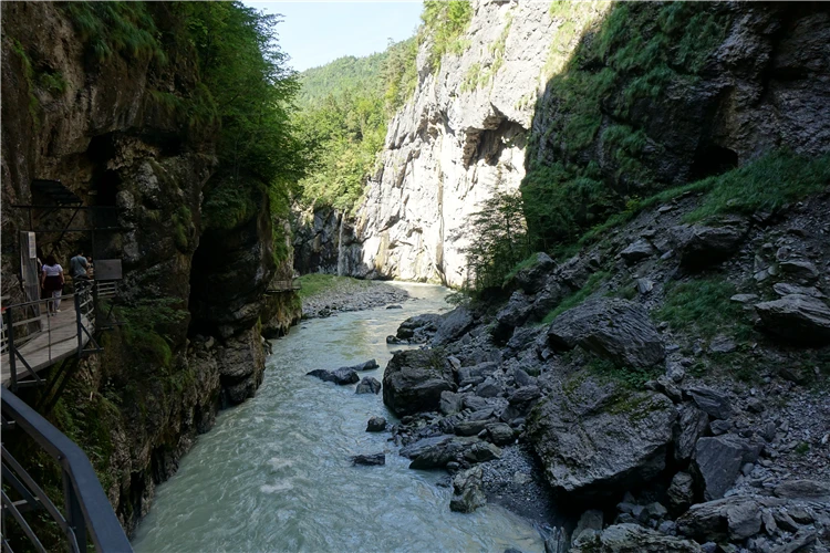 Výhled na alpskou vesnici a hory v Bernských Alpách | Bernské Alpy - klenot Švýcarska