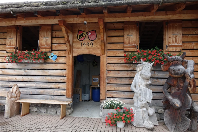 Švýcarská horská vesnice s typickou alpskou architekturou | Bernské Alpy - klenot Švýcarska