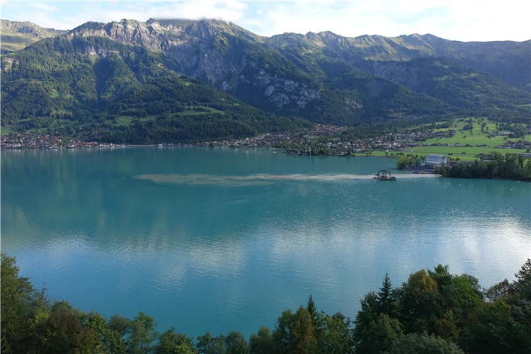 Výhled do alpského údolí s řekou v Bernských Alpách | Bernské Alpy - klenot Švýcarska
