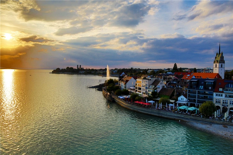 Přístavní promenáda ve Friedrichshafenu u Bodamského jezera | Bernské Alpy - klenot Švýcarska