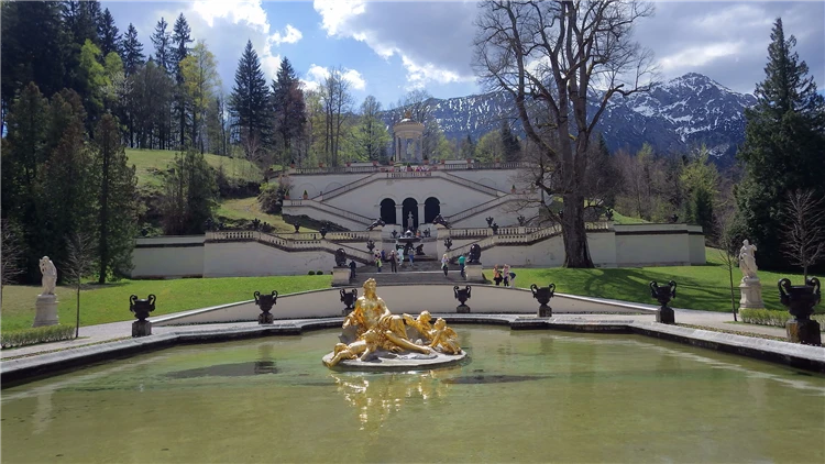 Fontána a zahrada zámku Linderhof v Bavorsku | Bavorské zámky Ludvíka II. a alpská metropole Innsbruck