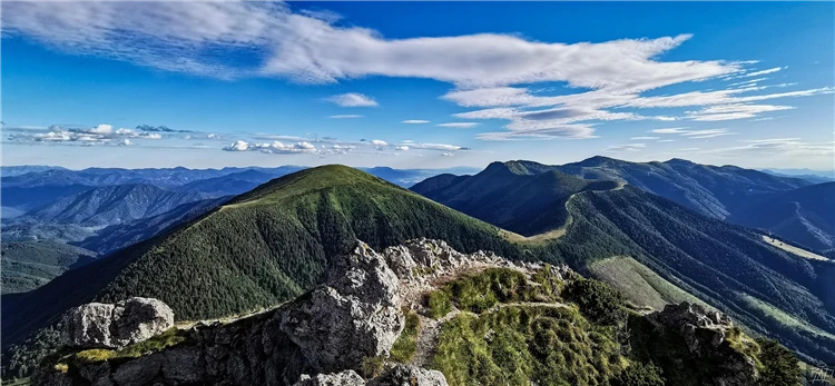 Malebná slovenská krajina s horami a loukami | Krásy slovenských Tater