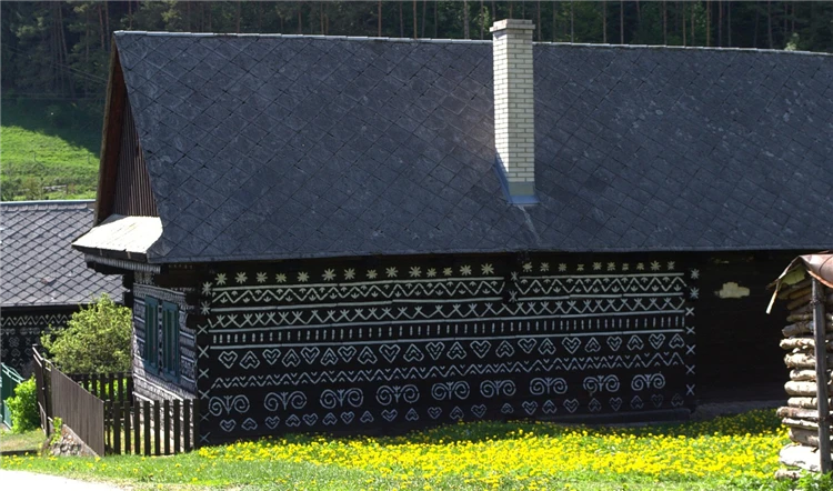Dřevěné domy s bílými vzory v Čičmanech | Krásy slovenských Tater