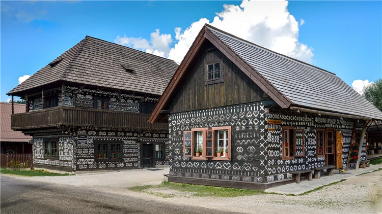 Tradiční slovenská vesnice Čičmany s ozdobenými dřevěnými domy | Krásy slovenských Tater