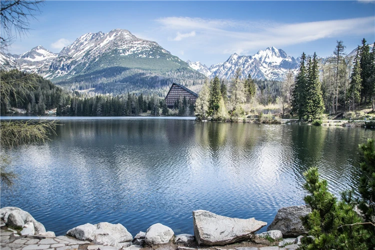 Štrbské pleso v Vysokých Tatrách s horami v pozadí | Krásy slovenských Tater