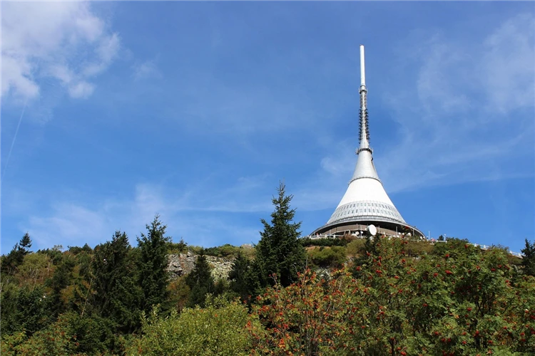 Vysílač Ještěd tyčící se nad krajinou Liberecka | Jizerské hory - příběh jedinečné krajiny