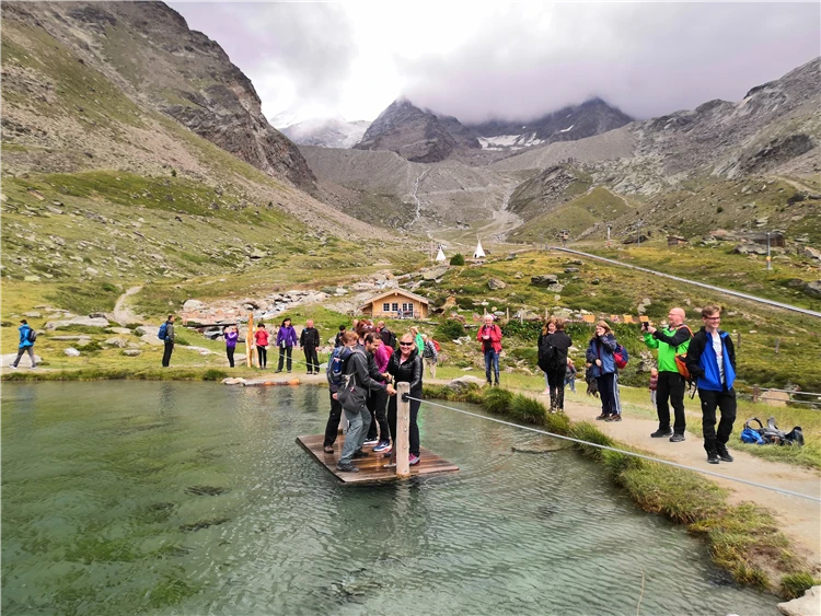 Pohled na alpskou krajinu při zájezdu Švýcarsko, Rakousko, Itálie | Symbol Švýcarska - legendární Matterhorn a alpské průsmyky