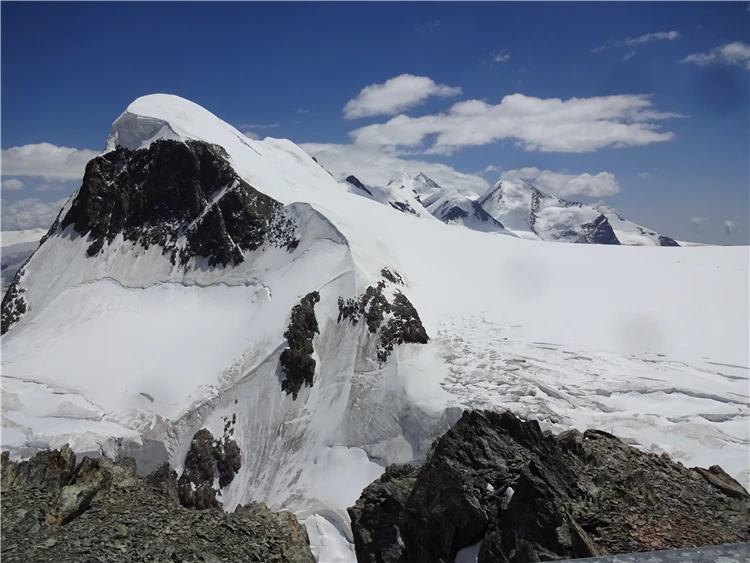 Matterhorn odrážející se v alpském jezeře, Švýcarsko | Symbol Švýcarska - legendární Matterhorn a alpské průsmyky